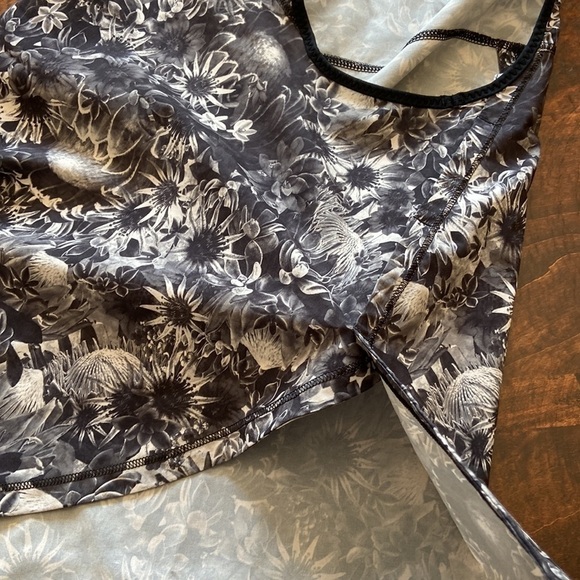 𝅺lululemon Run: Split Singlet Flowabunga Black Angel Wing / Black Size 4 - Picture 12 of 13